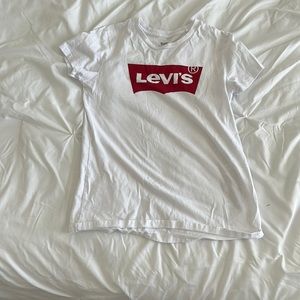 white Levi’s tee shirt